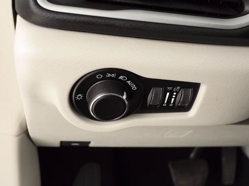 Used 2021 Chrysler Voyager Lxi FWD image 30