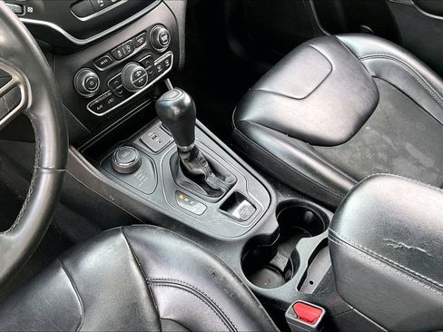 Used 2020 Jeep Cherokee Latitude Plus w/ Comfort/Convenience Group image 14