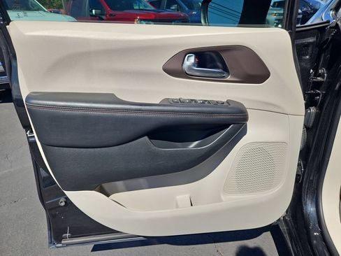 Used 2018 Chrysler Pacifica L FWD image 10