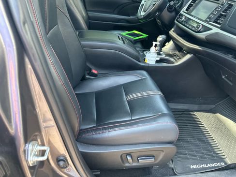 Used 2019 Toyota Highlander SE AWD/4WD image 9
