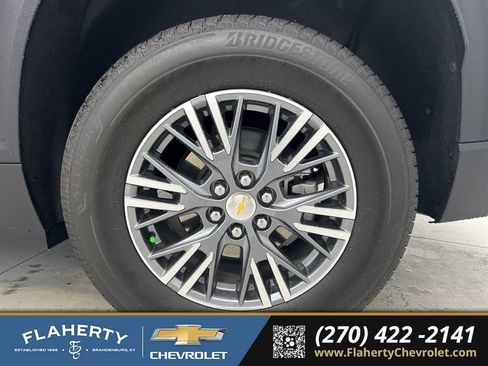Used 2025 Chevrolet Traverse LT image 18