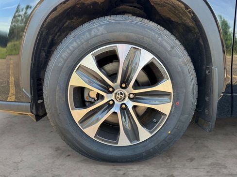 Used 2023 Toyota Highlander XLE AWD/4WD image 9
