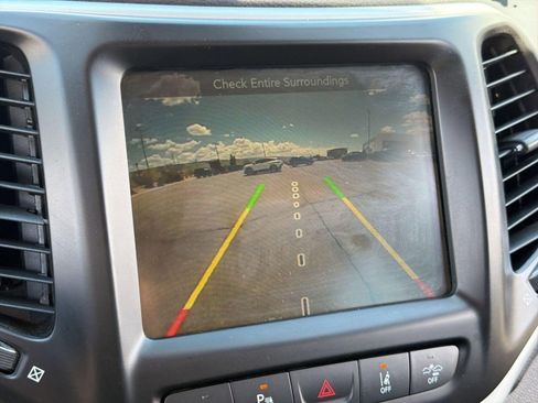 Used 2017 Jeep Cherokee Trailhawk AWD/4WD image 25