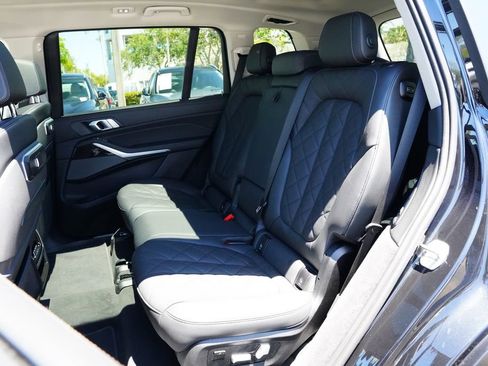 Used 2025 BMW X7 xDrive40i AWD/4WD image 15