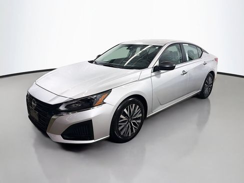Used 2024 Nissan Altima 2.5 SV FWD image 5
