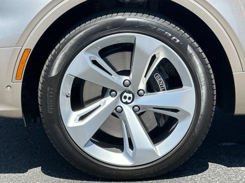 Certified 2023 Bentley Bentayga AWD/4WD image 6