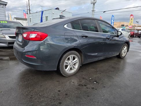Used 2017 Chevrolet Cruze LT image 3
