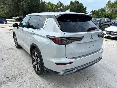 Used 2025 Mitsubishi Outlander SE FWD image 3