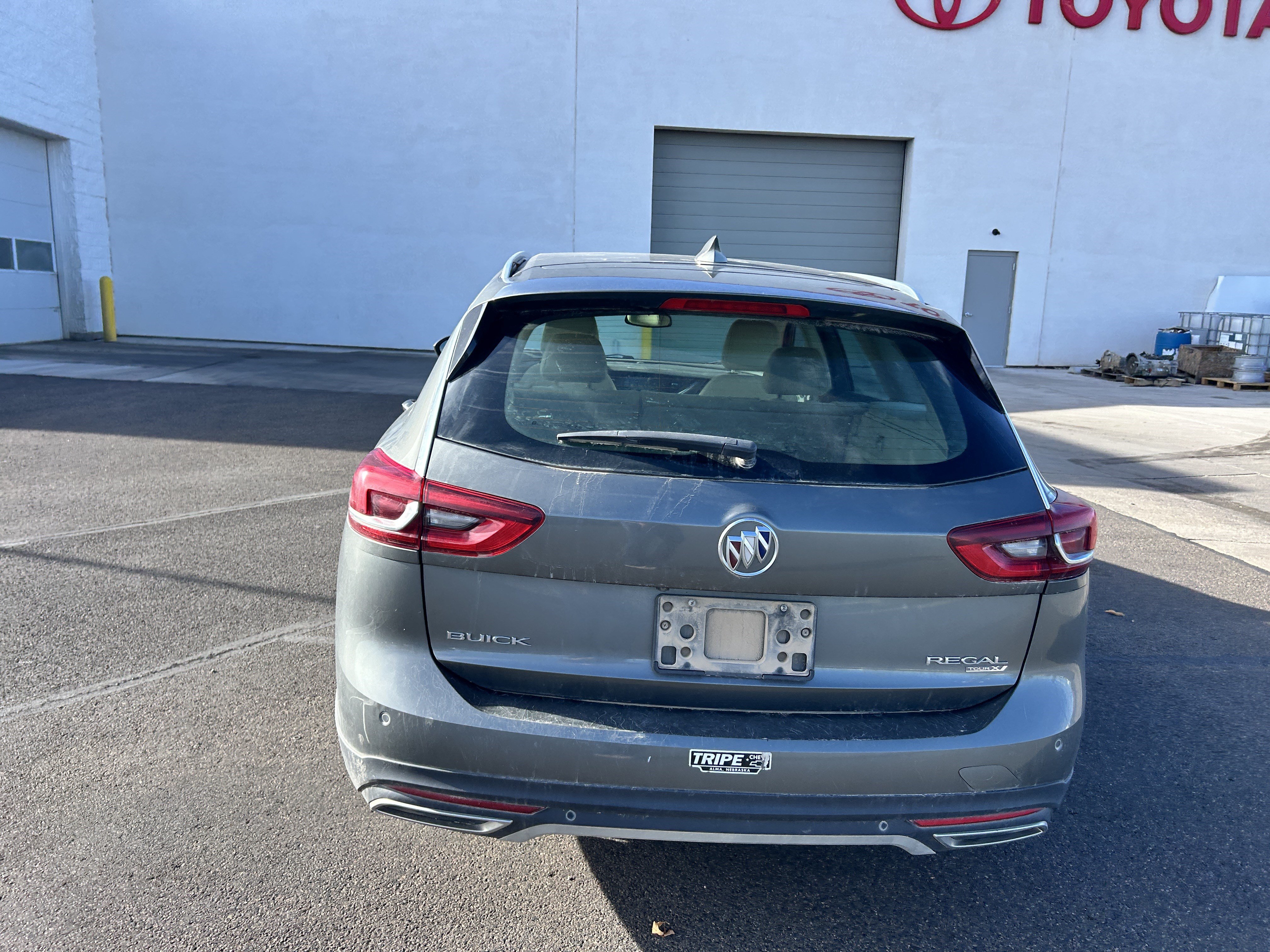 Used 2018 Buick Regal Preferred w/ Sights and Sounds Package AWD/4WD image 4