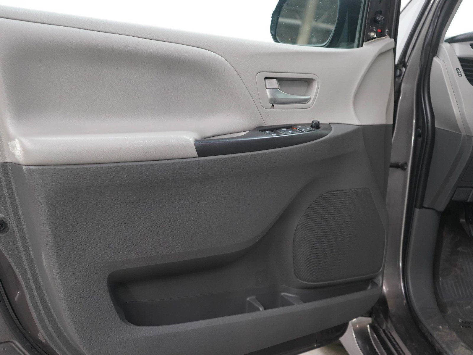 Used 2020 Toyota Sienna LE AWD/4WD image 19