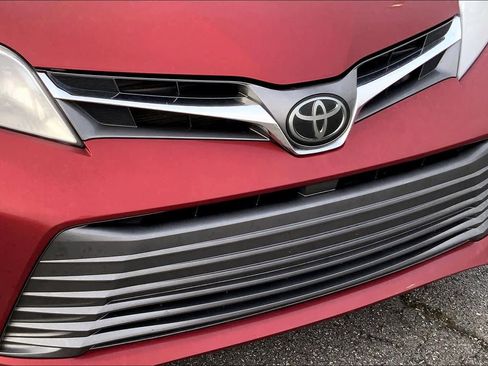 Used 2020 Toyota Sienna XLE w/ XLE Navigation Package image 29