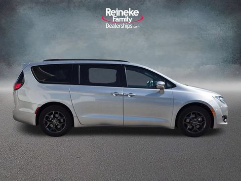 Used 2018 Chrysler Pacifica Limited w/ S Appearance Package FWD image 4
