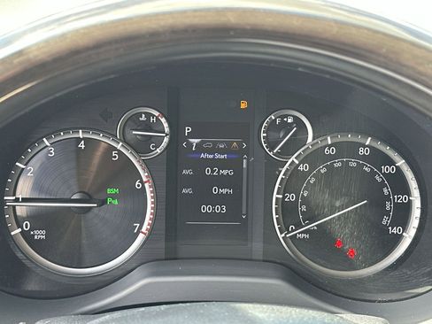 Used 2023 Lexus GX 460 Premium w/ Accessory Package AWD/4WD image 10