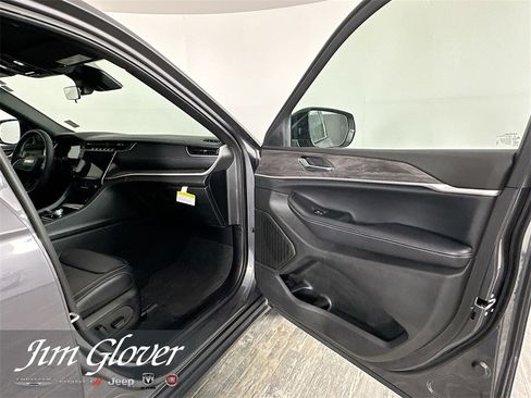 Used 2025 Jeep Grand Cherokee L Limited image 13