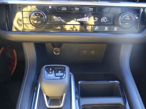 Used 2024 Nissan Pathfinder SV image 18