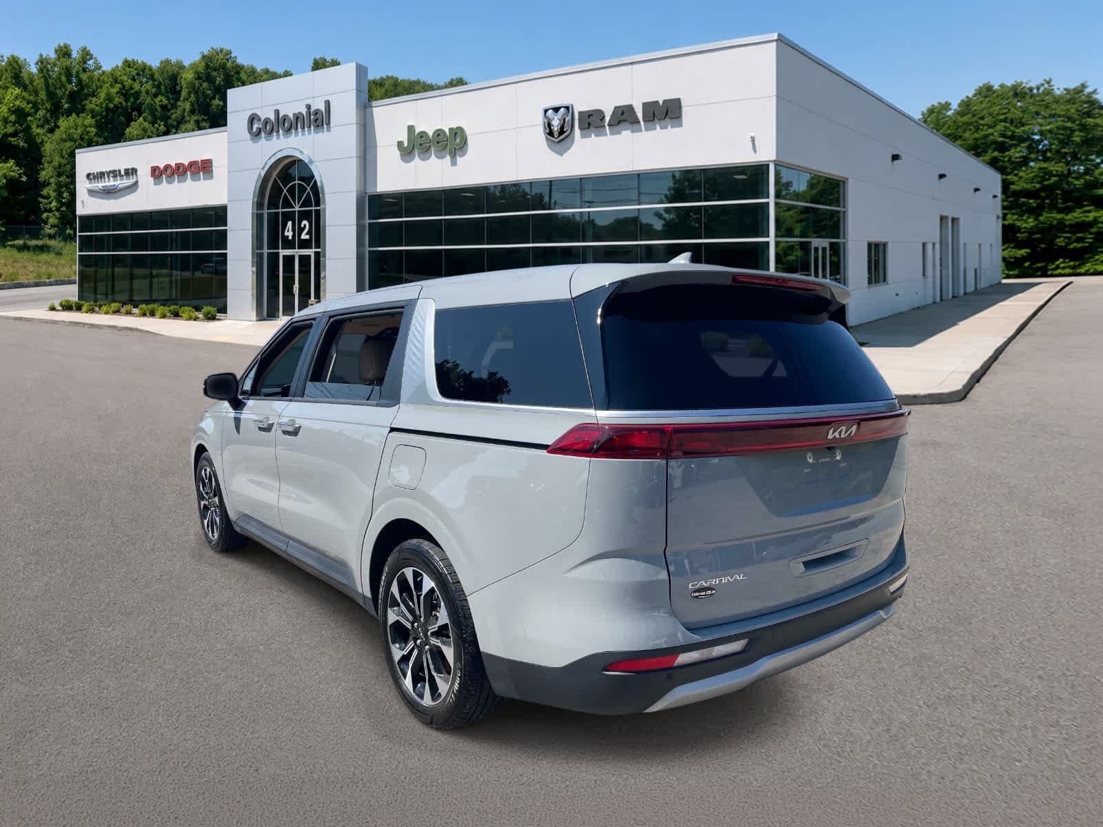 Used 2024 Kia Carnival EX FWD image 3