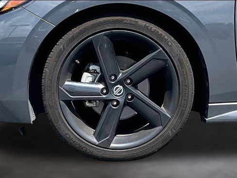 Used 2022 Nissan Sentra SR w/ SR Premium Package FWD image 9