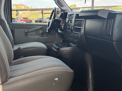 Used 2018 Chevrolet Express 2500 w/ Driver Convenience Package RWD image 9