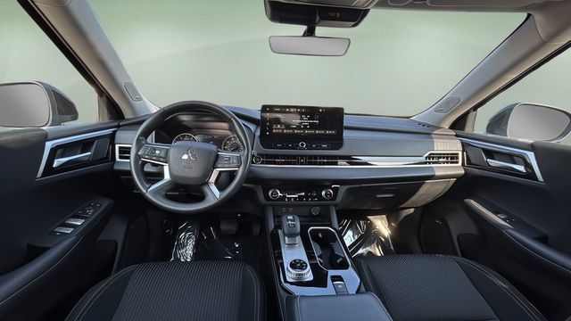 Used 2025 Mitsubishi Outlander ES FWD image 16