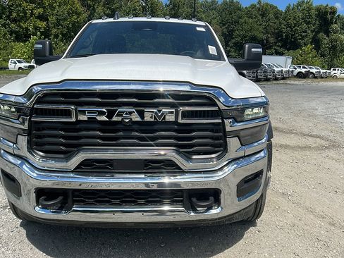 New 2025 RAM 5500 4x4 Regular Cab image 3
