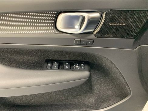 Used 2022 Volvo XC40 T5 R-Design w/ Climate Package image 14