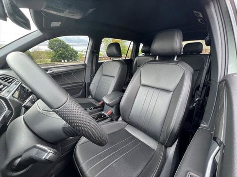 Certified 2022 Volkswagen Tiguan SE R-Line AWD/4WD image 12