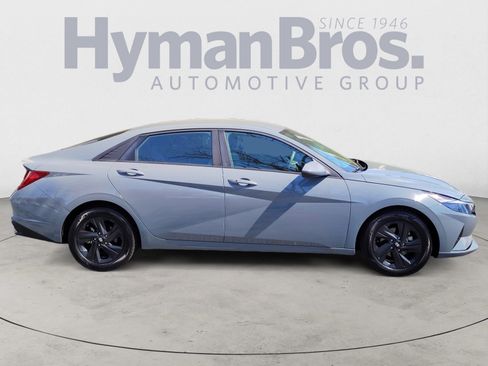 Used 2022 Hyundai Elantra Blue image 2