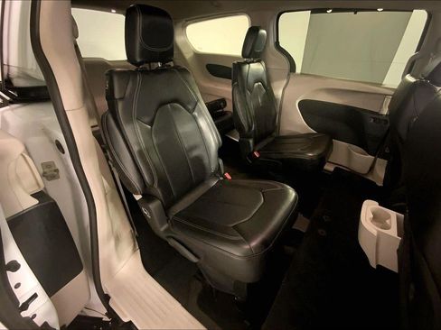 Used 2024 Chrysler Pacifica Touring-L FWD image 23