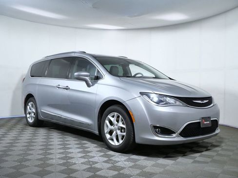 Used 2017 Chrysler Pacifica Touring-L Plus w/ Tire & Wheel Group FWD image 1