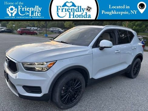 Used 2022 Volvo XC40 T5 Momentum AWD/4WD image 1