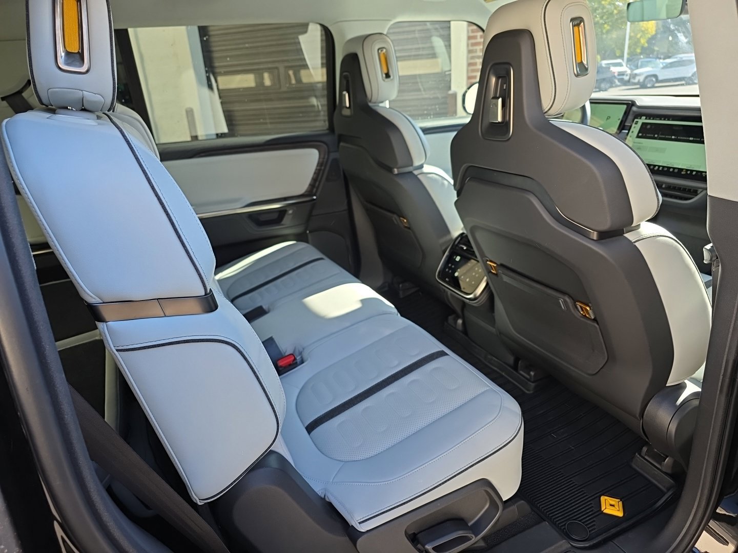 Used 2025 Rivian R1S Adventure Dual AWD/4WD image 31