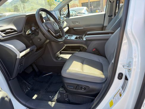 Used 2023 Toyota Sienna Limited image 25