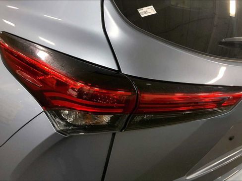 Used 2022 Toyota Highlander XLE AWD/4WD image 29