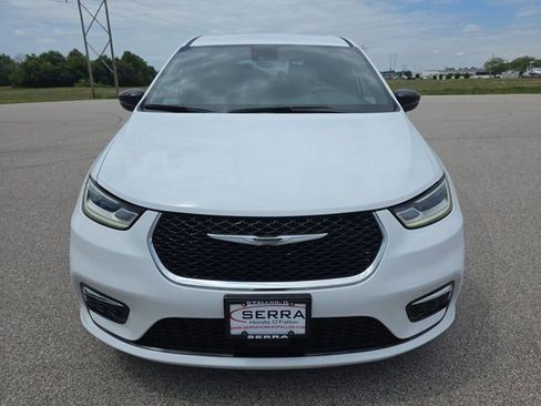 Used 2025 Chrysler Pacifica Select FWD image 16