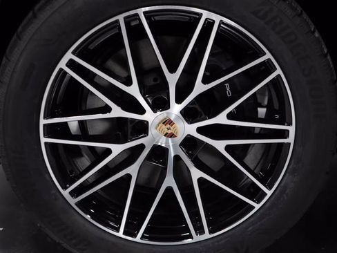 Certified 2026 Porsche Cayenne AWD/4WD image 11