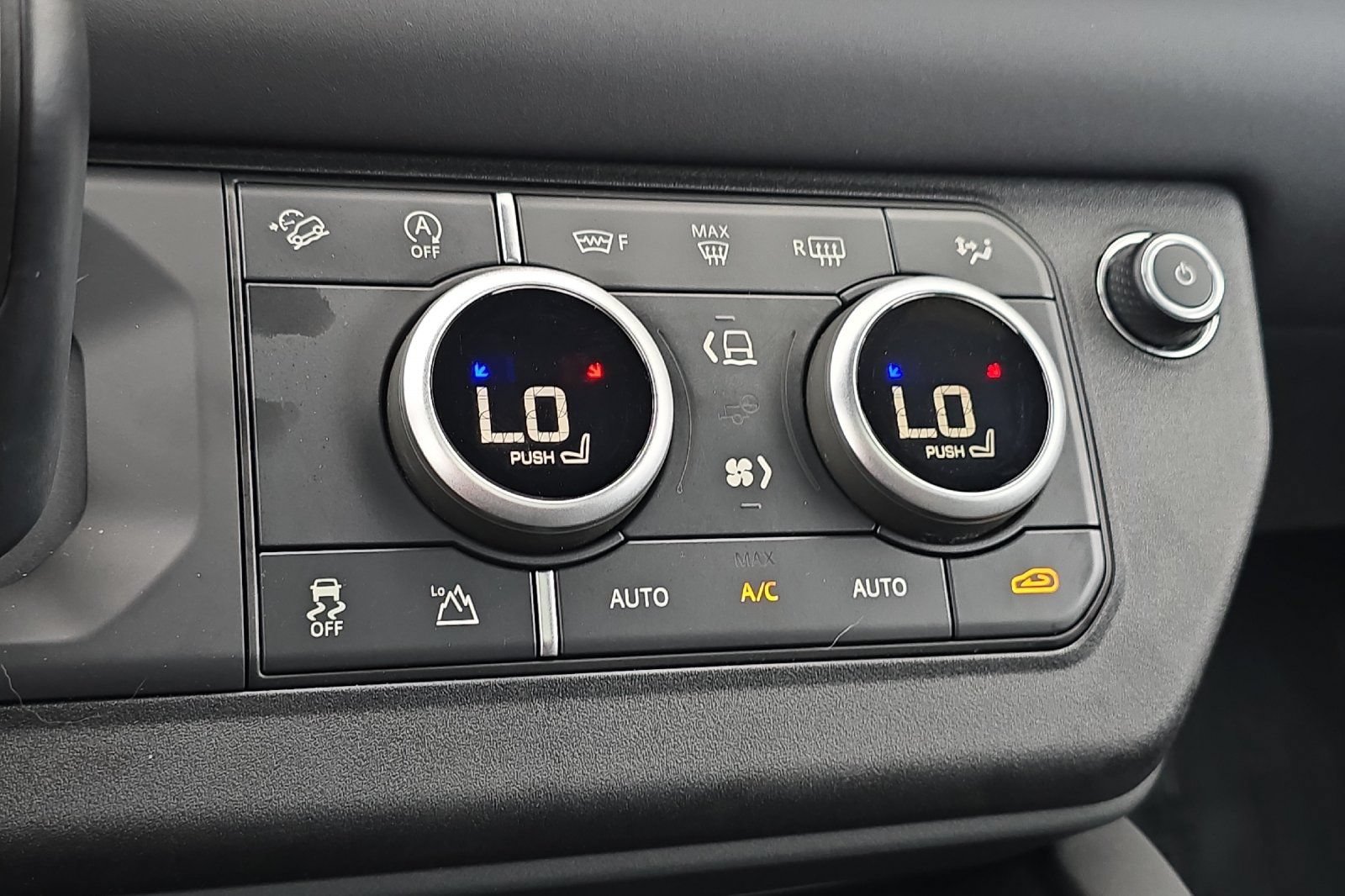Used 2024 Land Rover Defender 110 X-Dynamic SE AWD/4WD image 18