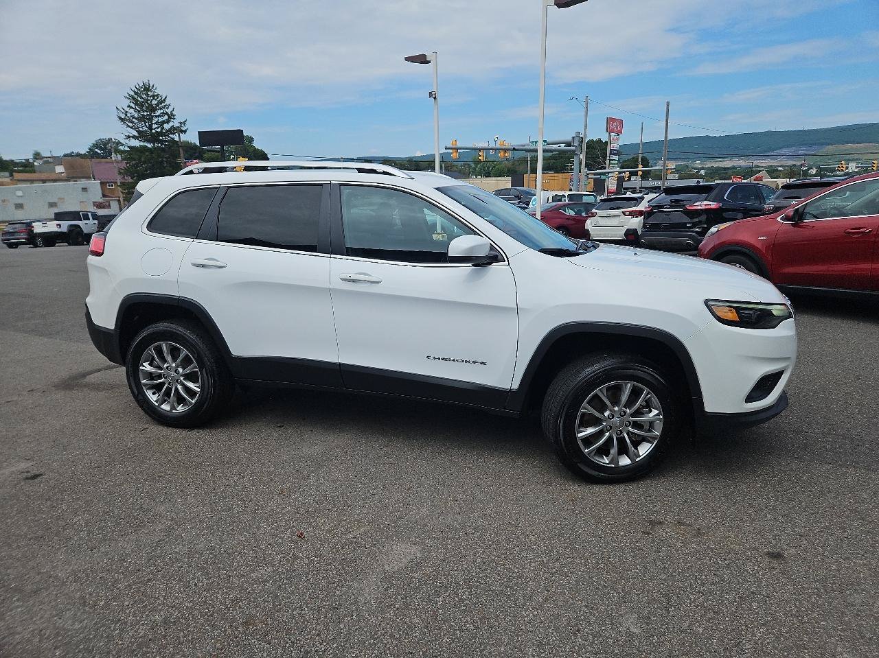 Used 2021 Jeep Cherokee Latitude Lux w/ Mopar Interior Package AWD/4WD image 2