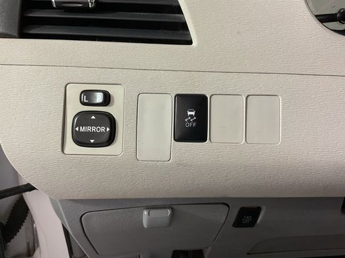 Used 2012 Toyota Sienna SE image 21