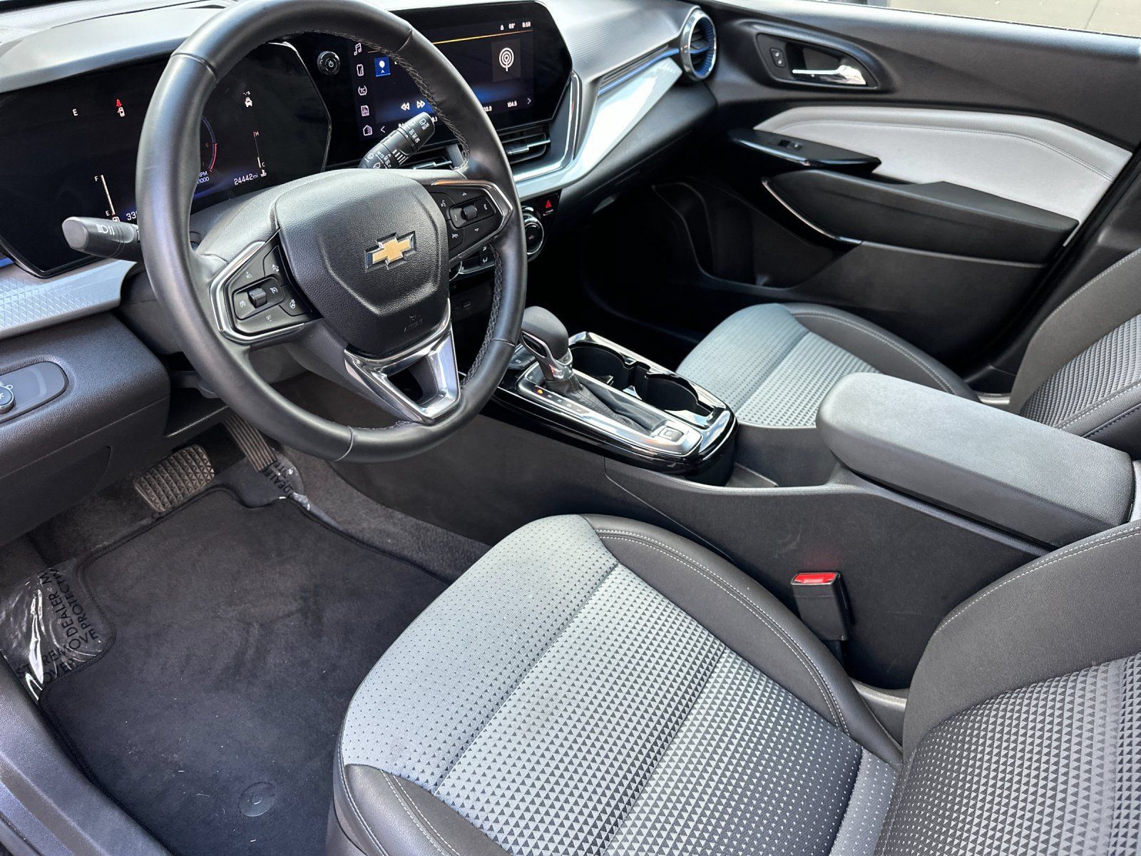 Used 2025 Chevrolet Trax LT w/ LT Convenience Package FWD image 9