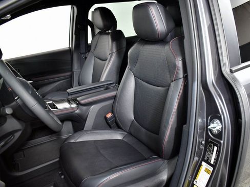 Used 2025 Toyota Sienna XSE w/ XSE Plus Package image 9