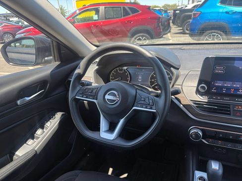 Used 2025 Nissan Altima 2.5 SV FWD image 34