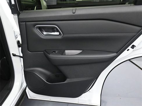 New 2025 Nissan Rogue Platinum w/ Platinum Premium Package image 30