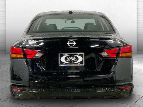 Used 2025 Nissan Altima 2.5 SV FWD image 3