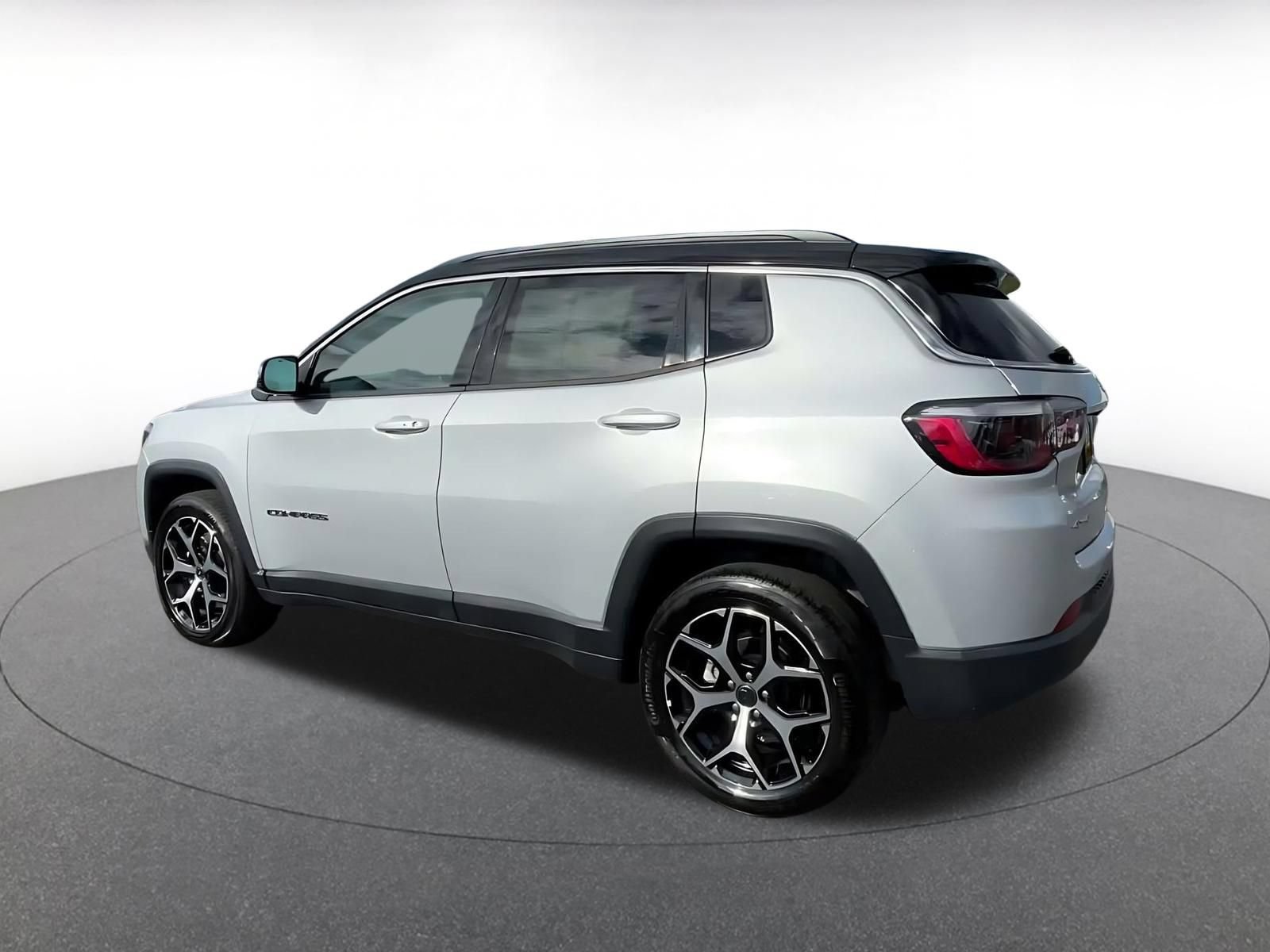 Used 2025 Jeep Compass Limited AWD/4WD image 9