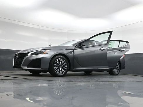 Used 2024 Nissan Altima 2.5 SV FWD image 44
