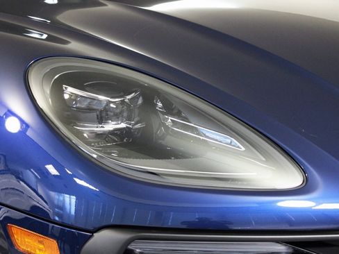 Used 2025 Porsche Macan image 12