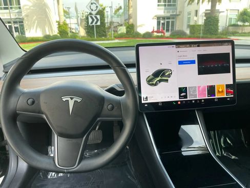 Used 2020 Tesla Model 3 Standard Range Plus RWD image 11