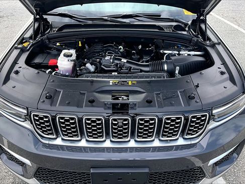 Used 2025 Jeep Grand Cherokee Summit AWD/4WD image 32