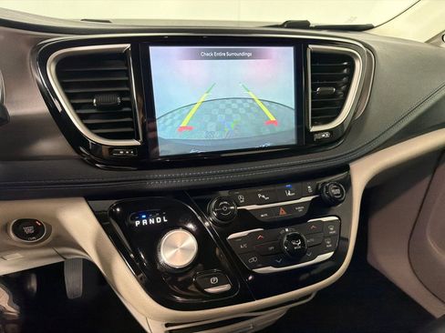 Used 2021 Chrysler Pacifica Touring-L image 17