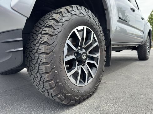 Used 2021 Toyota Tacoma TRD Sport w/ TRD Premium Sport Package AWD/4WD image 18